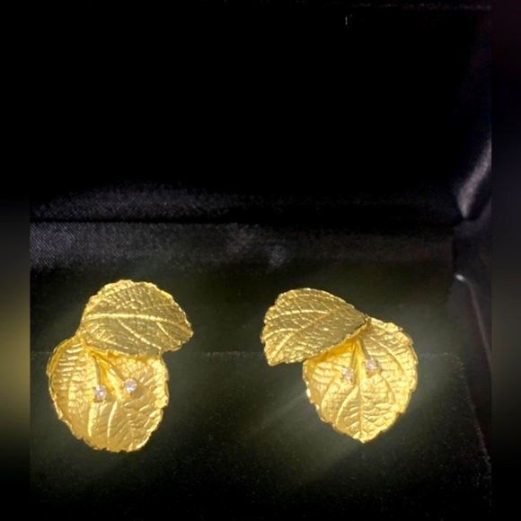 Leaf Motif Earrings in Solid 18K yellow Gold [clip-on and screw type lock] - Picture 3 of 17
